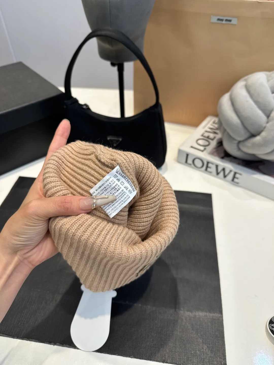 P46 Crow Heart Wool Hat, too flattering for your face. No matter you have a long face, a round face or a square face, you can easily wear it because the hat is very thick, so your face looks small, delicate and cute. Fashionable street style, recommended hat for autumn and winter.